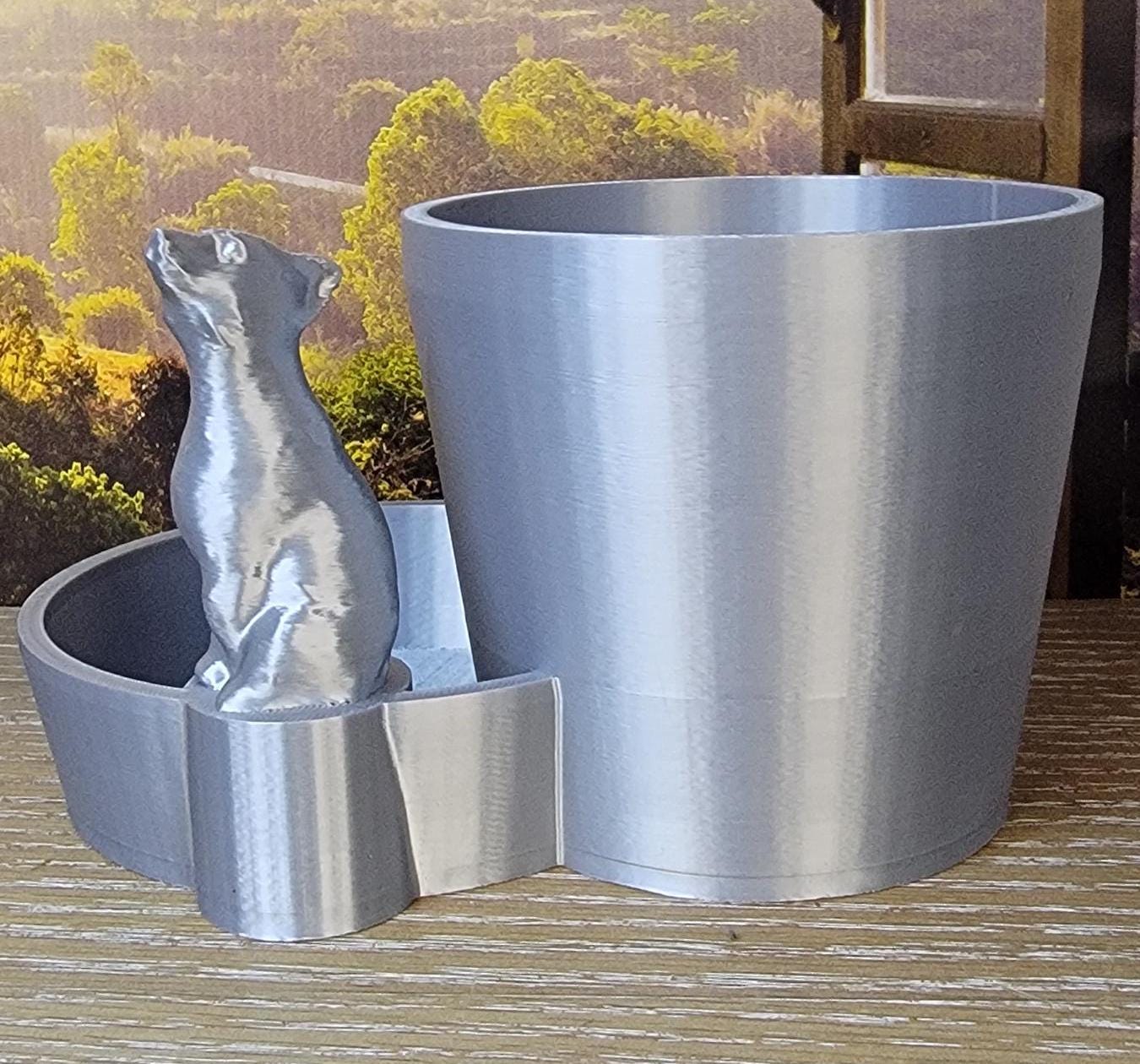 Self Watering wolf Planter creme